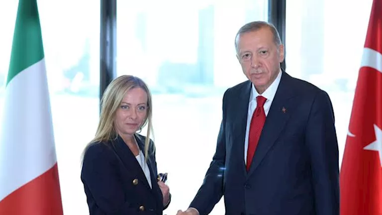 بعد إعلان ميلوني.. أردوغان مازحًا: أتمنى إقناع الأتراك بالإقلاع عن التدخين